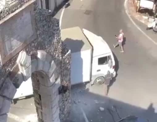 Incredibile a Taormina, camion urta la storica Porta Messina e provoca danni: detriti a terra – VIDEO