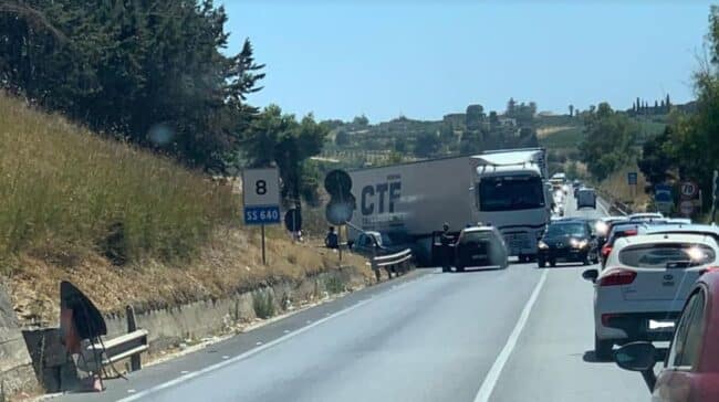Incidente sulla SS 640, impatto tra auto e tir: la ricostruzione e i dettagli