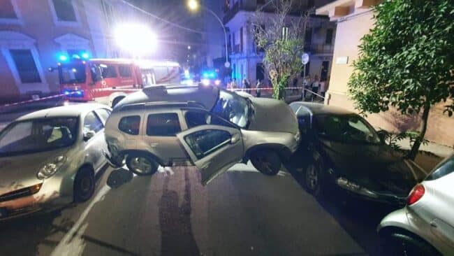 Spaventoso incidente all’incrocio, 4 auto coinvolte: donna estratta dalle lamiere, due feriti – Le FOTO