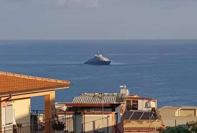 Vacanze in Sicilia per Jeff Bezos, il fondatore di Amazon nell’isola bordo del suo lussuoso yacht
