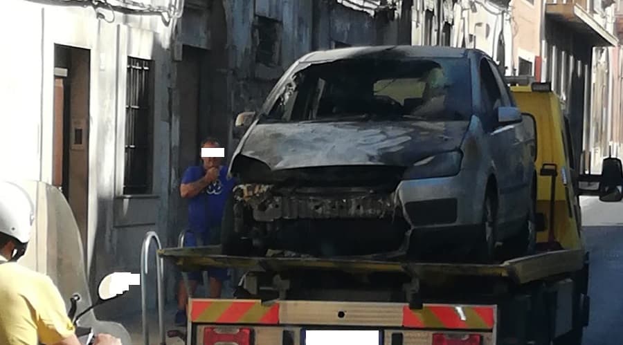 Auto in fiamme in via Garibaldi, paura per i passanti: macchina distrutta, sarà demolita