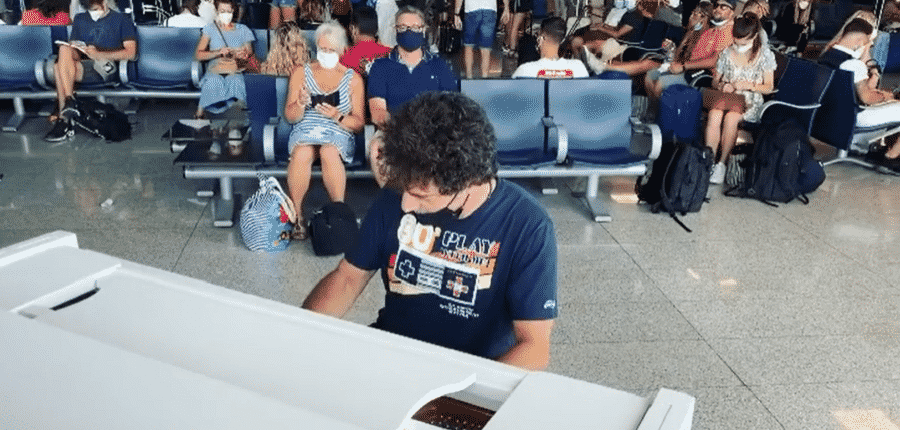 Catania, Max Gazzè “sotto copertura” suona il pianoforte in aeroporto: il VIDEO con finale a sorpresa