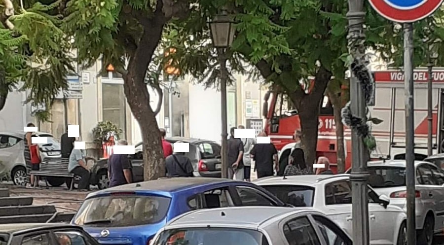 Fiamme nel Catanese, incendio all’OVS di via Vittorio Emanuele: gente in strada, vigili del fuoco sul posto