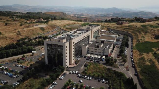 Coronavirus, 83enne positivo si toglie la vita in ospedale: si è strangolato con un cavo