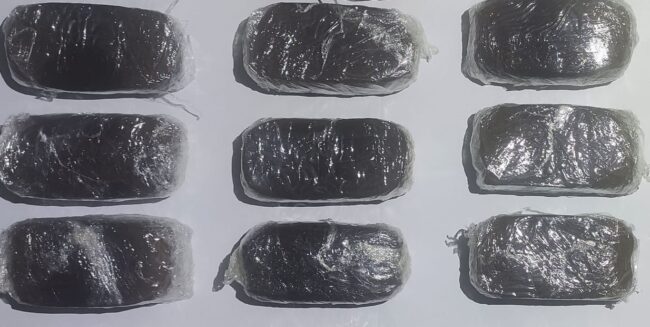 Scaricano 70 chili di hashish che tenevano nascosti nel doppio fondo di un’auto: due arresti