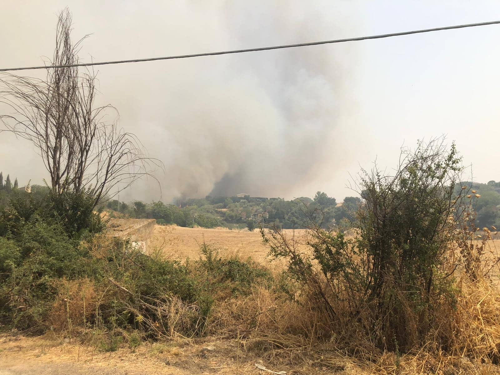 “Inferno di fuoco” a Pergusa, l’incendio lambisce Hotel e abitazioni: Canadair ed elicotteri in azione
