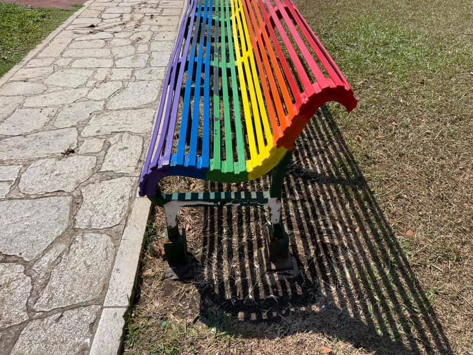Panchina “arcobaleno” vandalizzata in piazza, Associazione InOltre: “Non ci faremo intimidire”