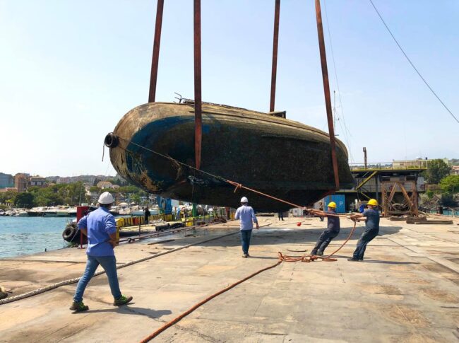 “Sorpresa” a Ognina, recuperato relitto di circa 20 metri. Falcone: “Ecco cosa c’è nel nostro mare”