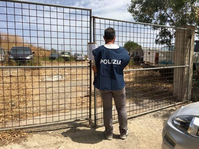 Controlli Polfer, ditta di autodemolizioni senza autorizzazioni: trovata grande area con rifiuti speciali