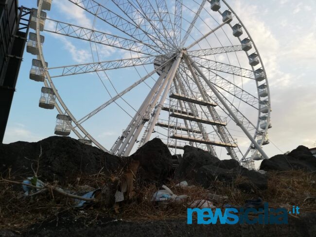 Catania, l’immondizia ai piedi della ruota panoramica di piazzale Sanzio: si vedrà anche dall’alto? – FOTO