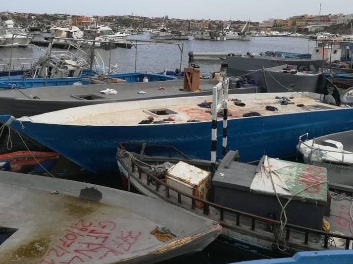 Sbarchi a Lampedusa, 3 imbarcazioni giunte sull’isola: nuovi arrivi all’hotspot