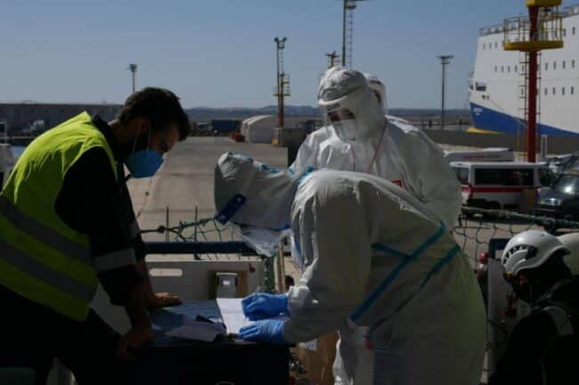 Sea Watch 3, porto sicuro in Sicilia per 257 persone salvate nel Mediterraneo: inizia lo sbarco
