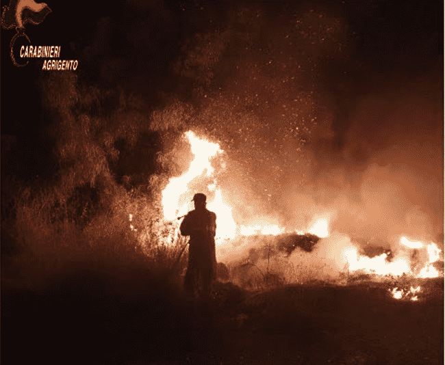 Appicca incendio nelle campagne, 70enne arrestato grazie alla segnalazione di un cittadino
