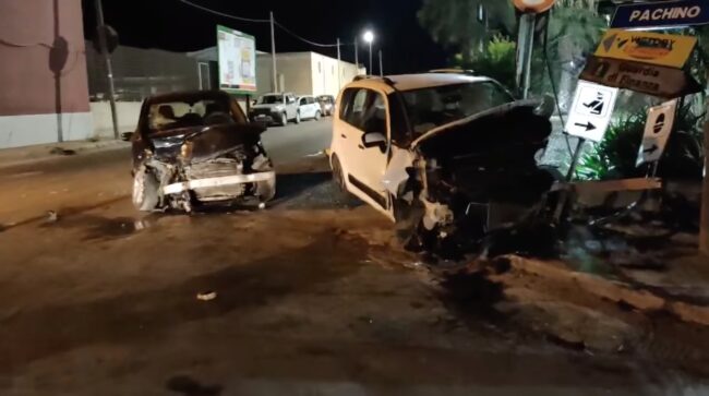 Violento incidente a Pachino, neonata vola dall’auto e finisce su un cancello: 5 feriti, due mezzi coinvolti – Le FOTO