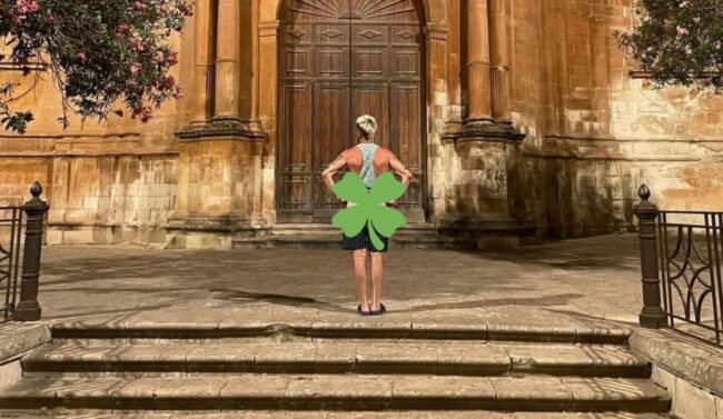 Sedere al vento sotto le chiese della Sicilia, scatta la denuncia per l’esibizionista hot: “A tutto c’è un limite”