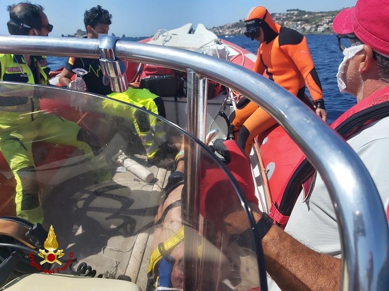 Si immerge nelle acque di Capomulini e si sente male, sacerdote di Catania rischia di annegare: FOTO e VIDEO del salvataggio