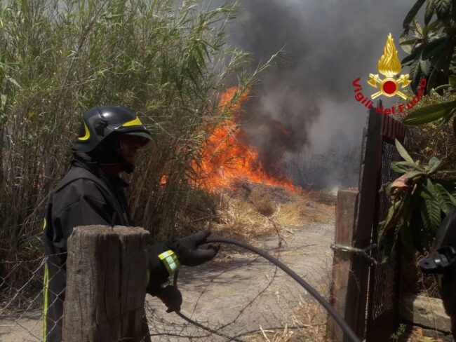Incendi a Catania e provincia, albergo circondato dalle fiamme – Le FOTO