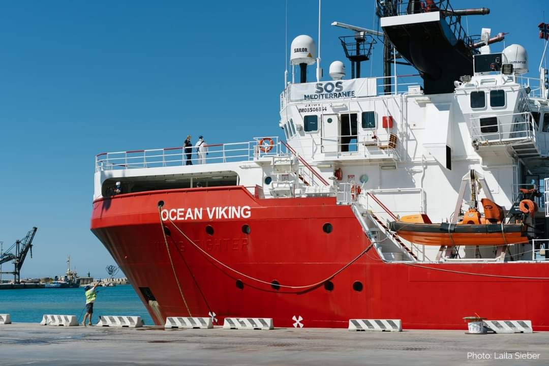 Lampedusa, nuovo sbarco. Tre navi senza porto, la Germania chiede all’Italia di prestare soccorso