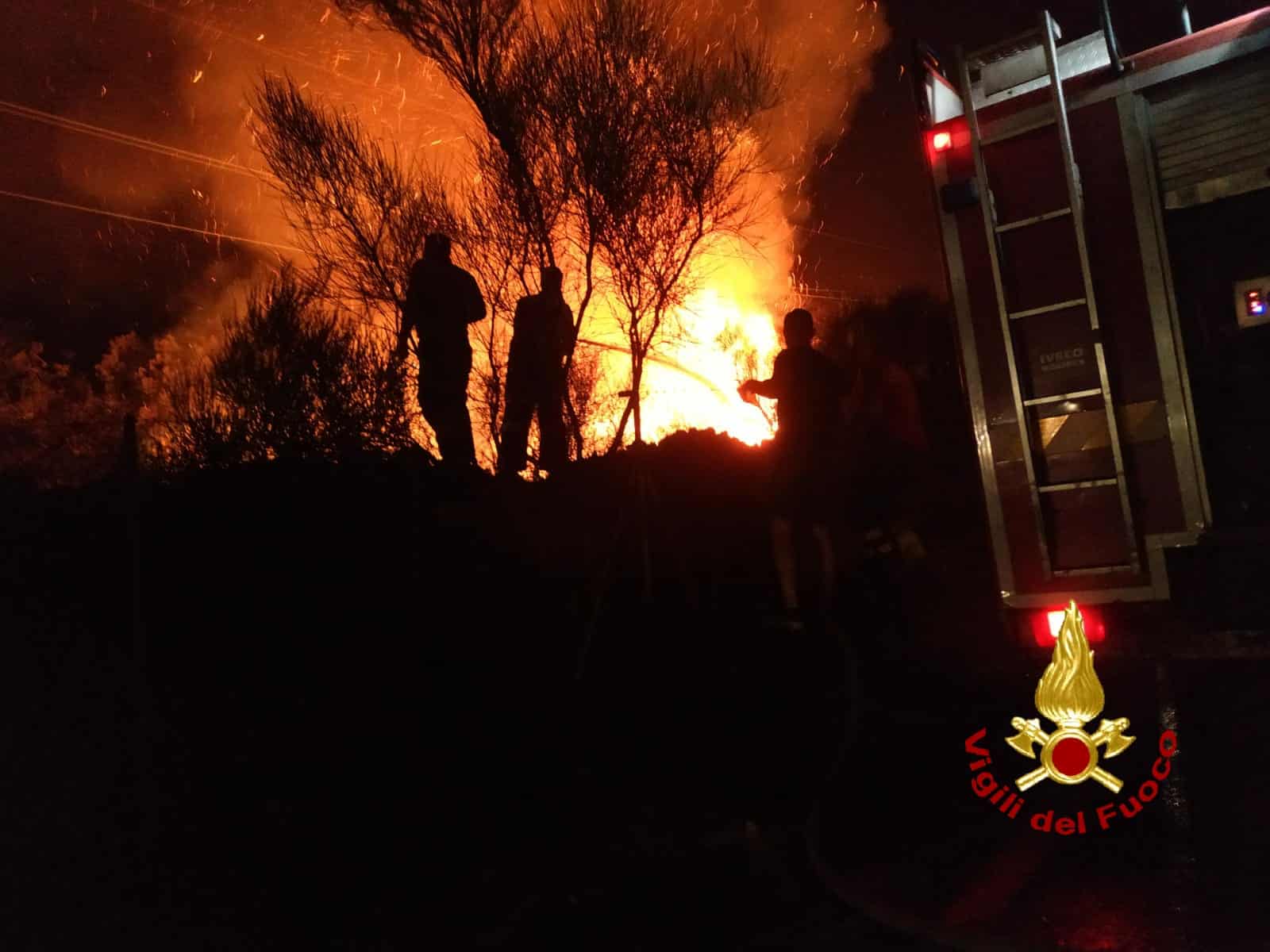 Inferno di fuoco nel Catanese, vasto incendio ai piedi dell’Etna: i vigili del fuoco cercano di spegnerlo da due giorni – FOTO