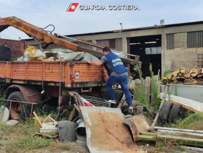 Veicoli, amianto, copertoni e rifiuti: maxi sequestro a Catania, 4 denunciati