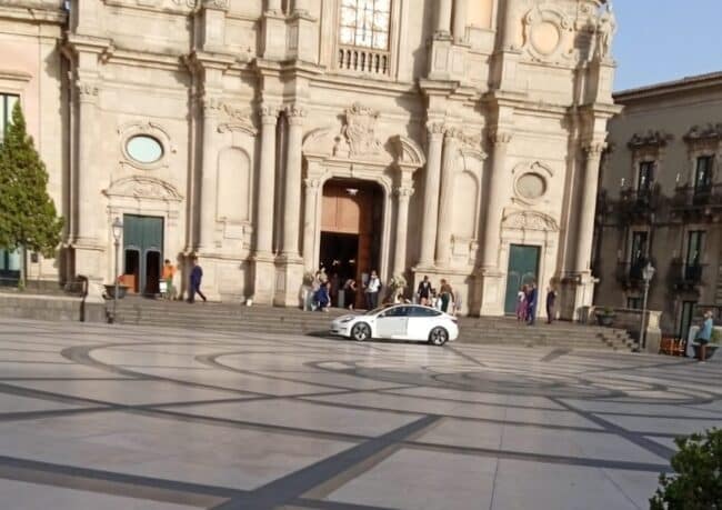 L’auto in piazza Duomo per accompagnare gli sposi: multa al conducente, telecamere attive