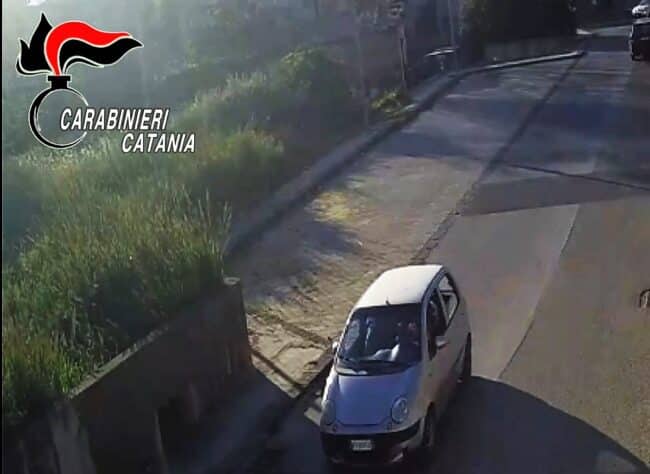Caltagirone, furto con strappo ai danni una pensionata: domiciliari per 21enne e 17enne