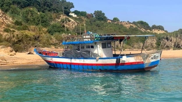 Scongiurato disastro ambientale, disincagliata la barca “Yannis II”: era arrivata con uno sbarco di migranti