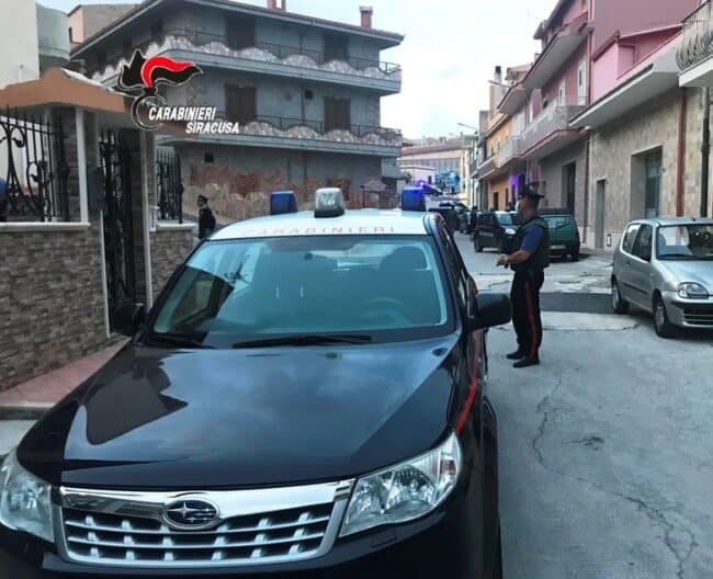 Ricercato da due anni, fugge tra i tetti del quartiere: arrestato