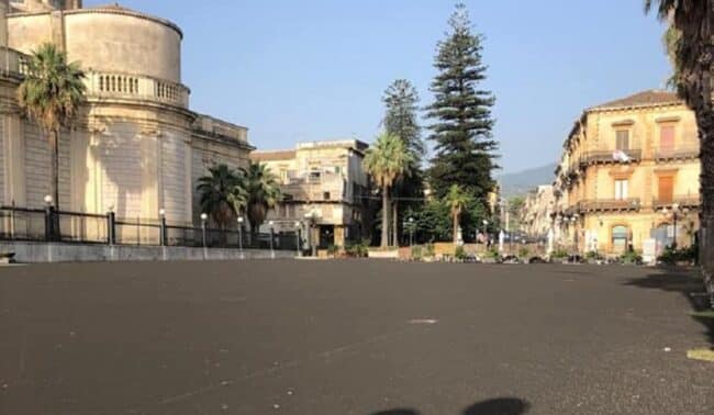 Pericolo cenere dell’Etna, limite di velocità e divieto di circolazione per i mezzi a due ruote nel Catanese