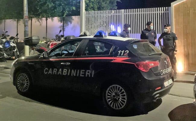 Catania, chiuso noto lido della Scogliera: musica, assembramenti e zero mascherine. Gravi carenze anche igienico sanitarie in cucina
