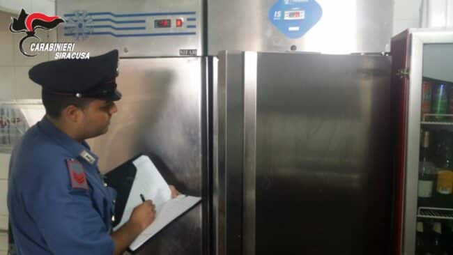 Siracusa, muffa e prodotti ittici in  putrefazione: denunciato proprietario ristorante di Ortigia