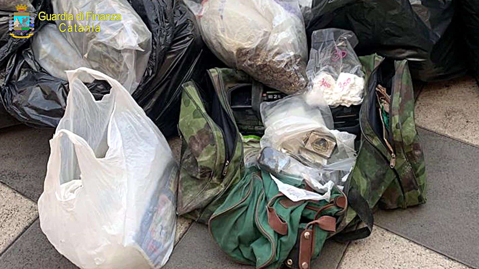 Maxi centrale di droga in un cimitero del Catanese, sequestrati oltre 70 Kg. tra marijuana, hashish e cocaina: arrestati due uomini