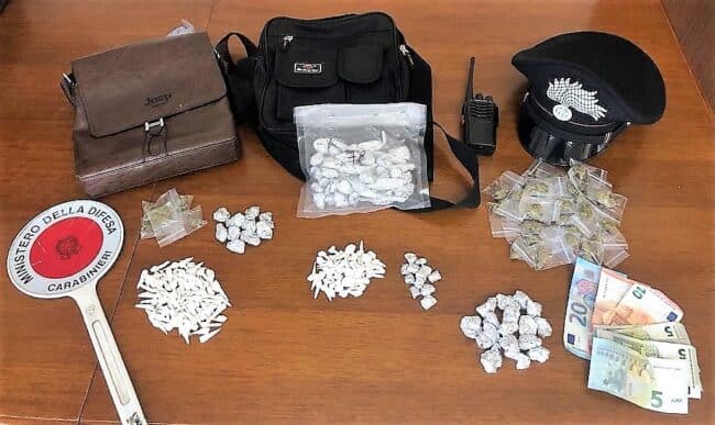 Catania, ricercato da tempo beccato a spacciare in via Capo Passero: sequestrate due tracolle piene di droga