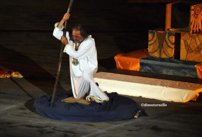 A Segesta Salvatore Guglielmino alla luce del tramonto è Edipo Re