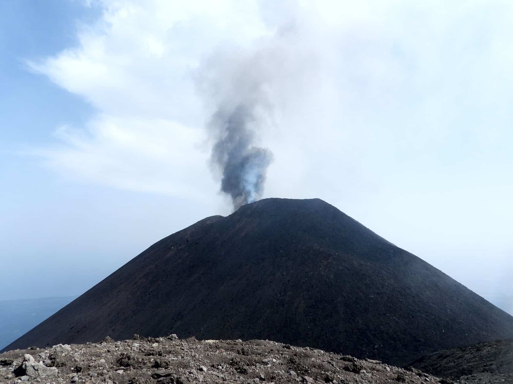 Etna, debole attività stromboliana al Cratere di Sud-Est: il bollettino Ingv