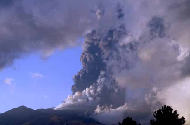 Cessata l’eruzione dell’Etna, 5 cm di cenere e lapilli come sassi. Musumeci: “Inizia la conta dei danni”