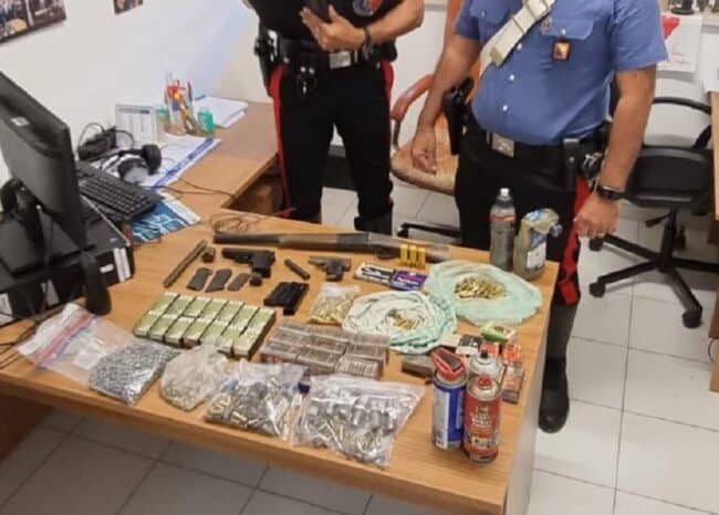 Nasconde grandi contenitori tra la vegetazione, trovato arsenale di armi: pistole, fucili e cartucce