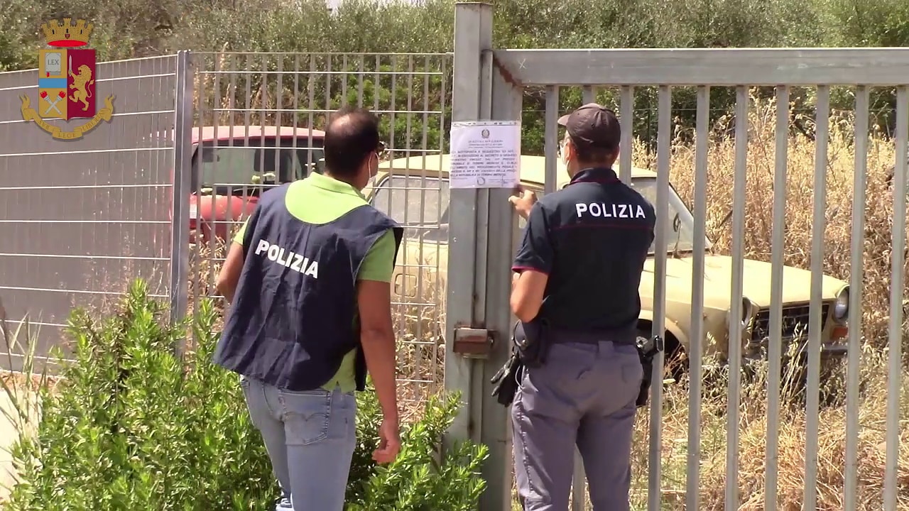 Gela, scoperti a bruciare rifiuti in una discarica abusiva: area sequestrata, 5 gli arresti