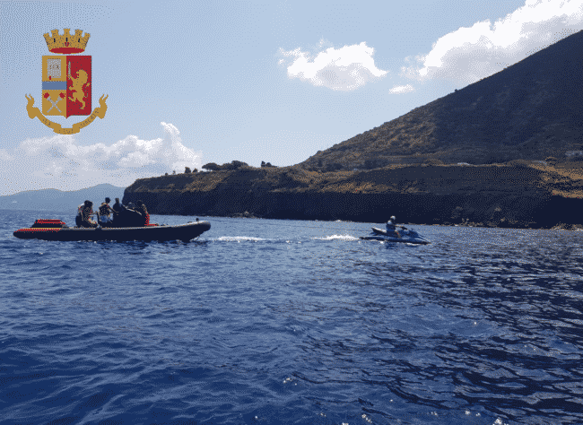 Gommoni in difficoltà alle Eolie, in pericolo 8 persone: salvate dalla Polizia di Stato