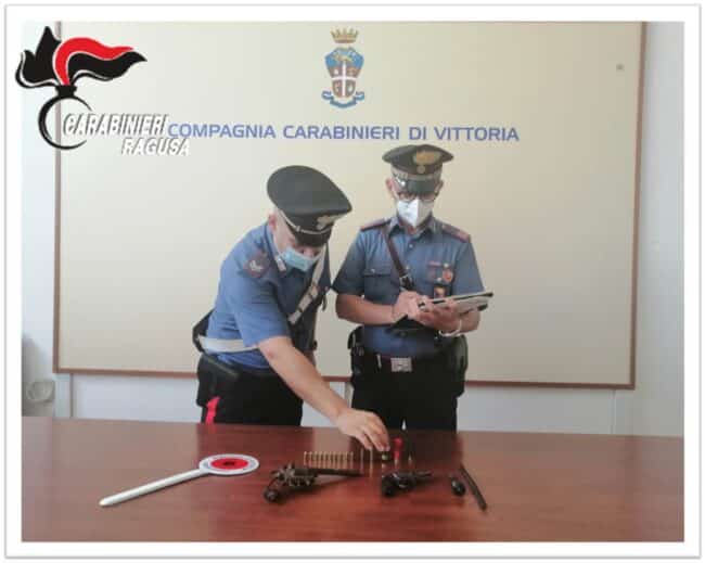 Controlli in provincia di Ragusa, due fratelli arrestati per detenzione illegale di armi e munizioni