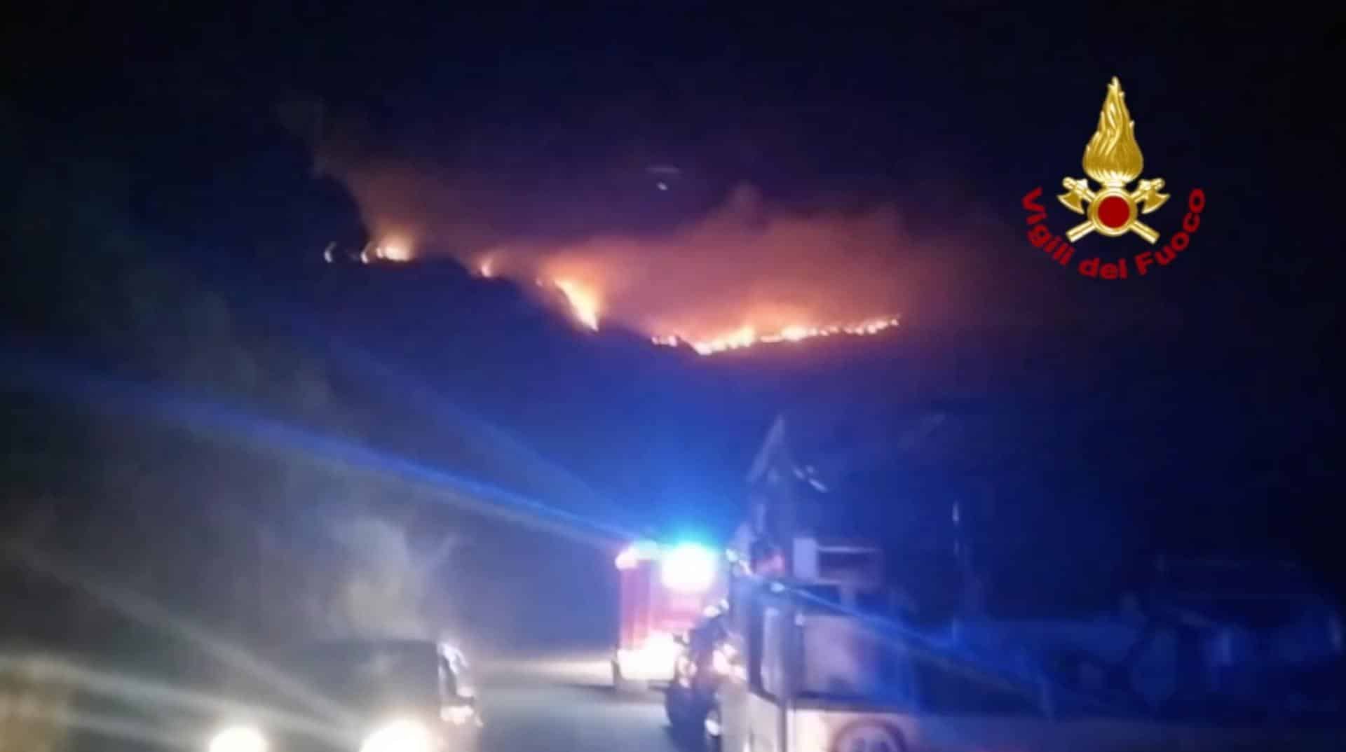 Sicilia devastata da un “inferno” di fiamme: dichiarato lo stato d’emergenza