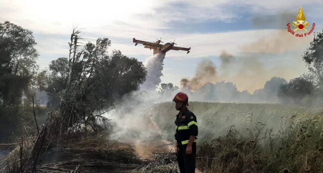 Incendi, la Sicilia tra le regioni più colpite d’Italia: ultimo rogo a Panarea in un Hotel vip