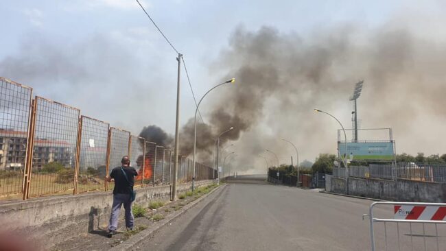 Incendi a Catania e provincia, sono tre i roghi attualmente attivi: vigili del fuoco in azione senza sosta