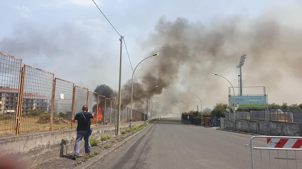 Incendi a Catania e provincia, sono tre i roghi attualmente attivi: vigili del fuoco in azione senza sosta