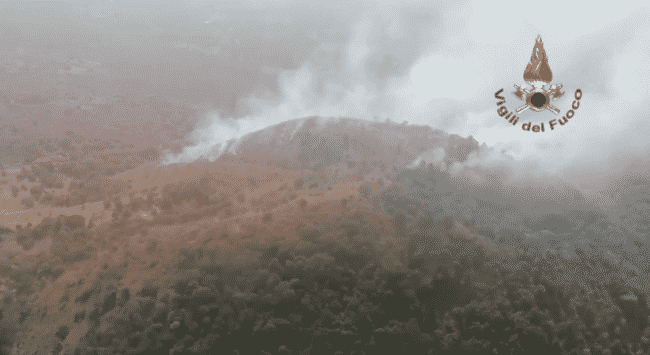 Incendi a Catania e provincia, non c’è tregua: a fuoco monte San Leo, vigili del fuoco in azione dalle 14,30