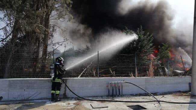 Inferno di fuoco in un’autodemolizione, paura per le abitazioni vicine: ingenti danni
