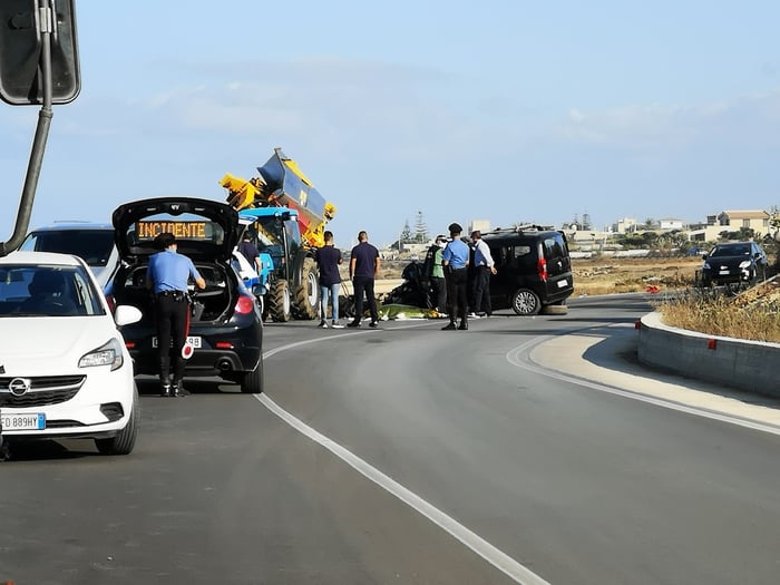 Ancora un incidente mortale in Sicilia, uomo su furgoncino finisce contro un rimorchio