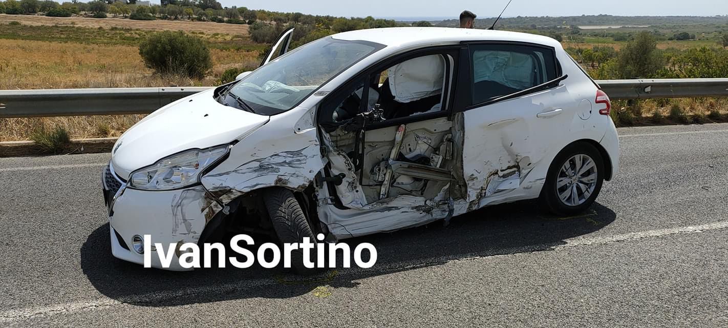 Paura nei pressi di Calamosche, Fiat 500x oltrepassa la striscia continua e si scontra con altri 2 mezzi: 3 feriti