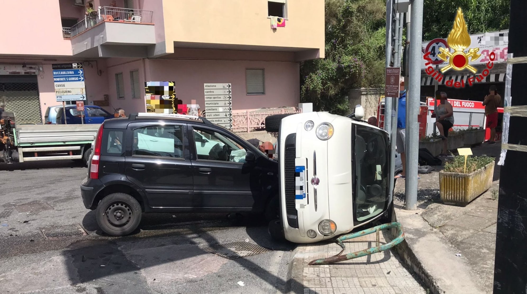 Incidente in via Nazionale, scontro tra due auto: Fiat 500 si ribalta, diversi i feriti