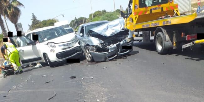 Incidente stradale grave a Vittoria, 3 mezzi coinvolti e 4 feriti: le FOTO